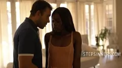 play Stiefschwestern verbotener Tabu-Sex: Interracial Petite Ebonys enge Muschi verschlungen