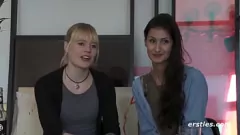 play Coppia lesbica bionda e bruna che si godono momenti intimi con una bacchetta magica in una sessione POV