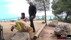 play Urmăriți-o pe această fetiță europeană cum își joacă fundul mare cu un vibrator într-un trio pervers în aer liber cu dominatori