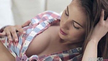 play Cristina una dulce mujer que inserta sus dedos en su coño