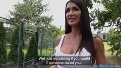 play Rondborstige babe met een getinte huid wordt buiten op zijn hondjes opgepikt en geneukt