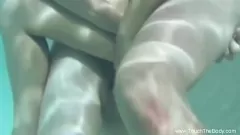 play Experimentați o sesiune intensă de masaj relaxant lesbian cu joc erotic cu ulei în India