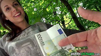 play Heureuse roumaine Simina lorsqu'elle est pénétrée prend de l'argent et se fait pénétrer dans le parc