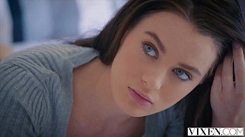 play Seks po wyjściu z basenu uprawia seks w sypialni z mężczyzną