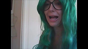 play La cagna rumena con i capelli verdi è penetrata da un altro rumeno più gay