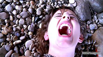 play Er versteckt sich mit ihr unter einem Felsen, wo er sie pervers fickt