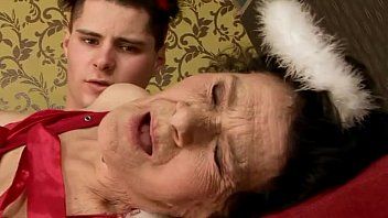 play Grand-mère heureuse de faire xnxx avec son petit-fils avec une grosse bite