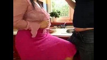 play لا يمكنها التعامل مع أنبوب في الحمام وتتصل بالسباك الذي يضاجعها بدلاً من إصلاحه ويحبونه