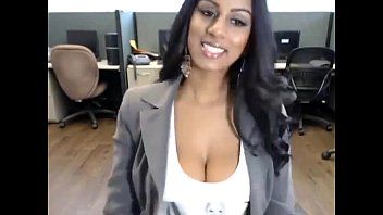 play La figa rumena in collant si masturba sul web