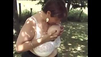 play Follando con una abuela masturbándose en el bosque