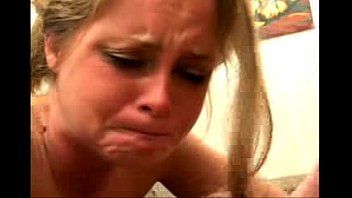 play Die Blondine, die weint, dass sie nicht in den Arsch eindringen will