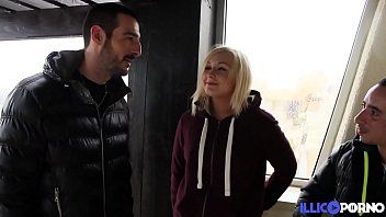 play تمارس جوليا الجنس مع رجلين في الهواء الطلق وتمتص الديوك