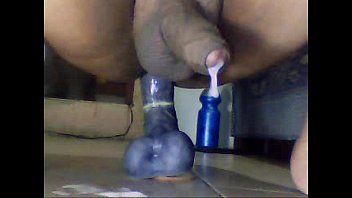 play Gayul joe face sex in cur singur cu o pula de jucarie iar la pula lui isi face laba