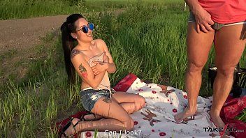 play bruneta singat pe camp convinsa de barbat fudul sa faca xxx