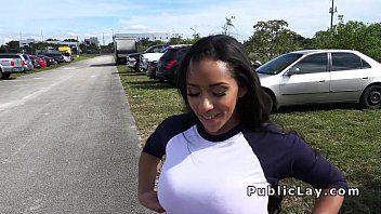 play una milf de grandes tetas hace xxx en publico con un loco tras ella
