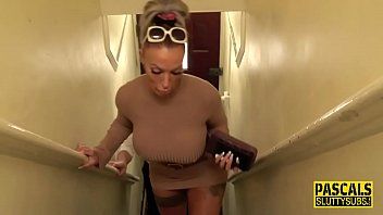 play blonde au botox fait une pipe avec ses grosses lèvres