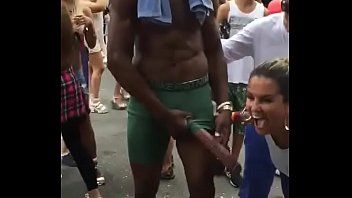 caminar sobre el público con el pene de caballo entero