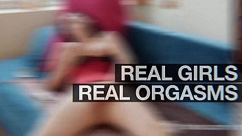 play Der rothaarige Teenager verursacht ihren Orgasmus, indem er beide Hände an ihrer wunderschönen Muschi reibt