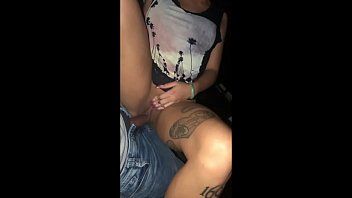 play Una prostituta super sexy arriva a casa di questo uomo tatuato