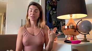 play La rubia sabe excitar a un hombre y le chupa los huevos con facilidad
