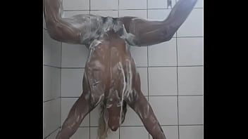 play Dans la salle de bain, cette ébène s'auto-masturbe en enfer pour de l'argent