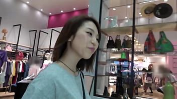 play Elle vient vers sa bite comme un félin qui n'a pas été baisé depuis longtemps