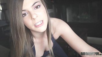 play Die Dorfbewohnerin hat kleine Brüste und möchte Oralsex von ihren Knien aus machen