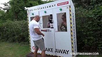 play Baiser avec un dessin animé muista baisé sur l'herbe verte
