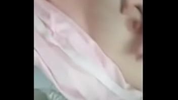 play Die Blondine mit den größten Brüsten der Welt masturbiert sich im Porno