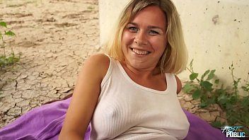 play Böse Schlampe wird von mehreren sehr heißen Blondinen gefickt