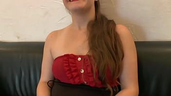 play Ela faz anal xxx com um cara excêntrico que é muito jovem, mas paga por isso