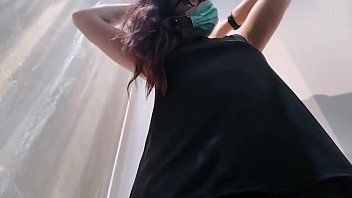 play Ella usa jeans sin bragas y le pone el culo en la cara para lamerle el coño.