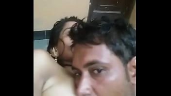 play La pute indienne donne envie à ses téléspectateurs de la voir nue à travers du sexe brutal et oral