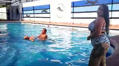 play مغامرة سخيف في حمام السباحة العام لربة منزل السمين