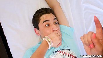 play Adolescente teniendo una historia de amor con un coño super rubio
