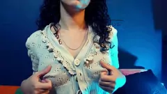 play La diosa curvilínea Elenafox1 placenta sus grandes tetas naturales y culo en el dormitorio