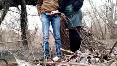 play Kurvy Milf im Lederrock saugt Schwanz im Freien nach öffentlichem Piss