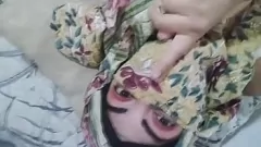 play Hijab-gekleidete arabische MILF spritzt während der Ehemann betet: Echter Orgasmus